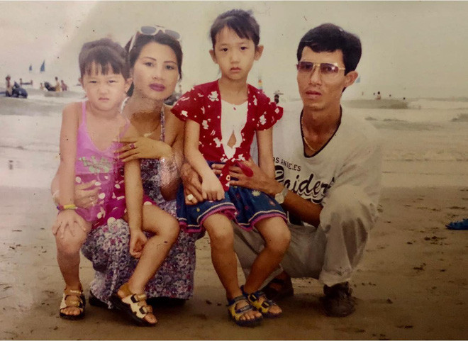 Cùng bố mẹ hay người thân trong gia đình cosplay lại những tấm hình ngày xửa ngày xưa đã là một trend phổ biến vài năm gần đây. Dù xuất hiện khá lâu nhưng mỗi lần lên sóng, trào lưu này lại gây chú ý.