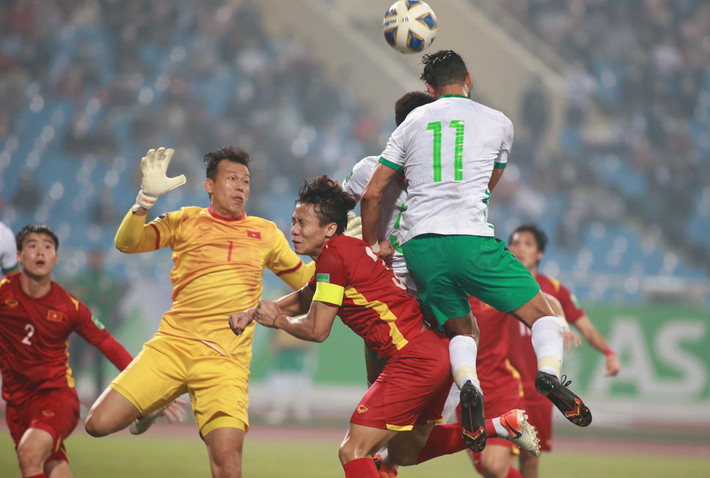 Không riêng Bùi Tấn Trường mà Phan Văn Đức cũng là cái tên nhận về nhiều lời chê trách. Lí do là trong suốt những lượt trận gần đây, nhiều cư dân mạng nhận định cầu thủ quê Nghệ An đã bỏ lỡ nhiều cơ hội tốt và mắc cả những lỗi sai cơ bản.