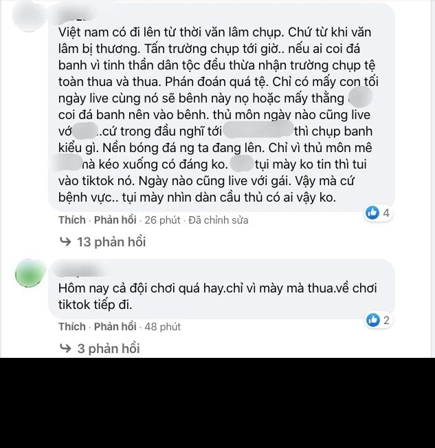 Dù vậy, vẫn xuất hiện không ít bình luận “ném đá”, cho rằng Bùi Tấn Trường đã chọn vị trí ra vào không tốt, cũng như không phối hợp nhịp nhàng với hàng thủ để đối phương có cơ hội chạm lưới.