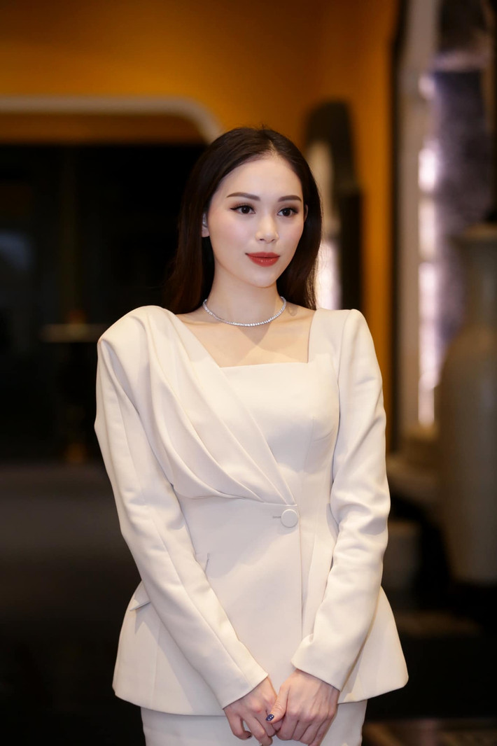 Linh Rin và Phillip Nguyễn liên tục chia sẻ khoảnh khắc về nhau trên story cá nhân, từ khoảnh khắc tình cảm đến "troll" nhau,...