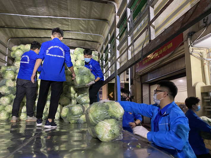 Tối muộn ngày 23/2, 10 tấn ổi Thanh Hà, 13.000 củ su hào, 5 tấn cà rốt và 7 tấn bắp cải cập bến trụ sở cơ quan Thành đoàn Hà Nội. Đây là số nông sản được tuổi trẻ Thủ đô thu mua thông qua hỗ trợ của Tỉnh đoàn Hải Dương, sẵn sàng ra quân chung tay cùng người nông dân Hải Dương tiêu thụ nông sản.