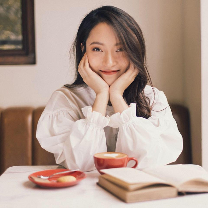 Trở thành MC trẻ tuổi nhất của một chương trình có tuổi đời bằng đúng số tuổi của mình, áp lực với Khánh Vy là điều không tránh khỏi. Tuy nhiên, qua 2 tập phát sóng, cô nàng cho thấy thái độ làm việc vô cùng chuyên nghiệp.