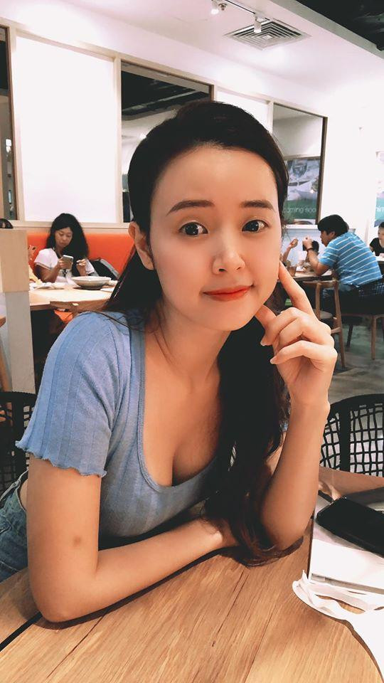 Midu là một trong những mỹ nhân có gu thời trang an toàn. Nữ giảng viên xinh đẹp này chuộng phong cách "kín cổng cao tường", đằm thắm, thanh lịch nên cứ mỗi lần mỹ nhân 8X hở bạo một chút là khiến fans phát sốt.