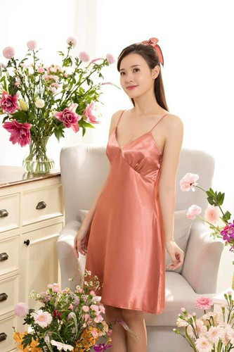 Midu cũng từng không ít lần khoe vòng 1 đẫy đà dù diện trang phục kín đáo.
