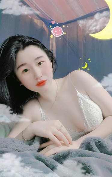 Năm học lớp 12, Thanh Thanh nặng 83kg, vai u thịt bắp, vóc dáng sồ sề. Cô phải đối mặt với sự chê cười và những lời mỉa mai hiểm hóc của mọi người xung quanh.