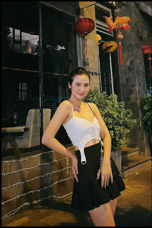 Gái xinh tiếp theo bước vào cuộc đại chiến trong ngày Hà Nội giãn cách xã hội đó là hot girl Huyền Lizzie.