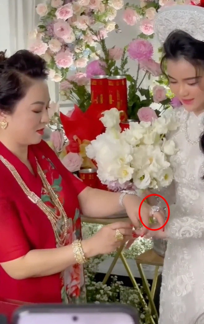 Bức ảnh được Quế Long đăng tải chụp vô lăng xe ô tô sương sương với "con Mẹc", nhẫn kim cương to như hột nhãn và đồng hồ Franck Muller cũng full kim cương nốt.