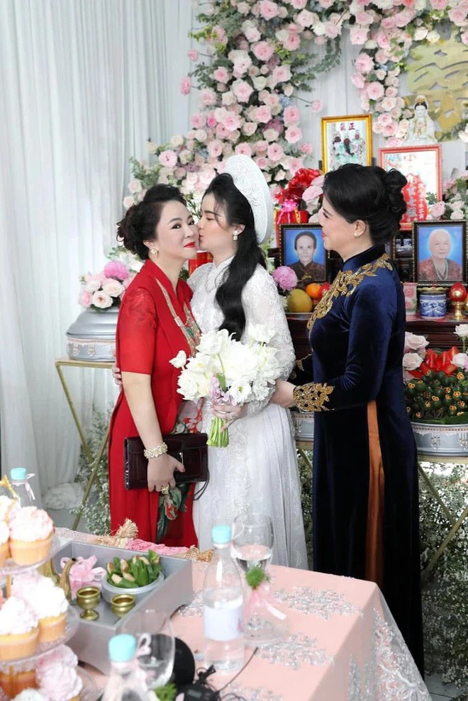 Sau đám hỏi với kim cương lấp lánh, con dâu bà Phương Hằng là Quế Long nhập hội dâu hào môn và được dân tình dành nhiều sự quan tâm. Tuy nhiên, ngay sau khi nổi tiếng chẳng hiểu vì lý do gì mà cô nàng đã khoá Facebook để tránh "bão".