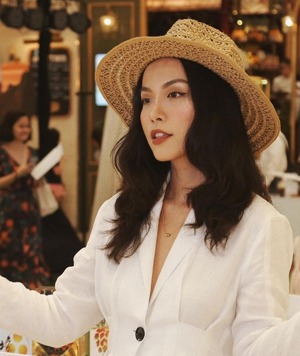 Cụ thể là khoảng 1 tháng gần đây, ngày nào travel blogger Hà Trúc cũng nhận được những tin nhắn từ người lạ, hỏi chuyện tìm FWB (FWB có thể hiểu nôm na là mối quan hệ chỉ liên quan tới tình dục, không trói buộc bởi tình yêu).