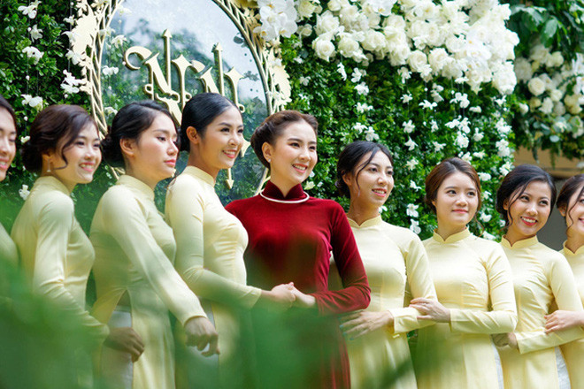 Được mệnh danh là "MC đẹp nhất VTV" vậy nên những hình ảnh ăn hỏi của Mai Ngọc cũng được chú ý đặc biệt.
