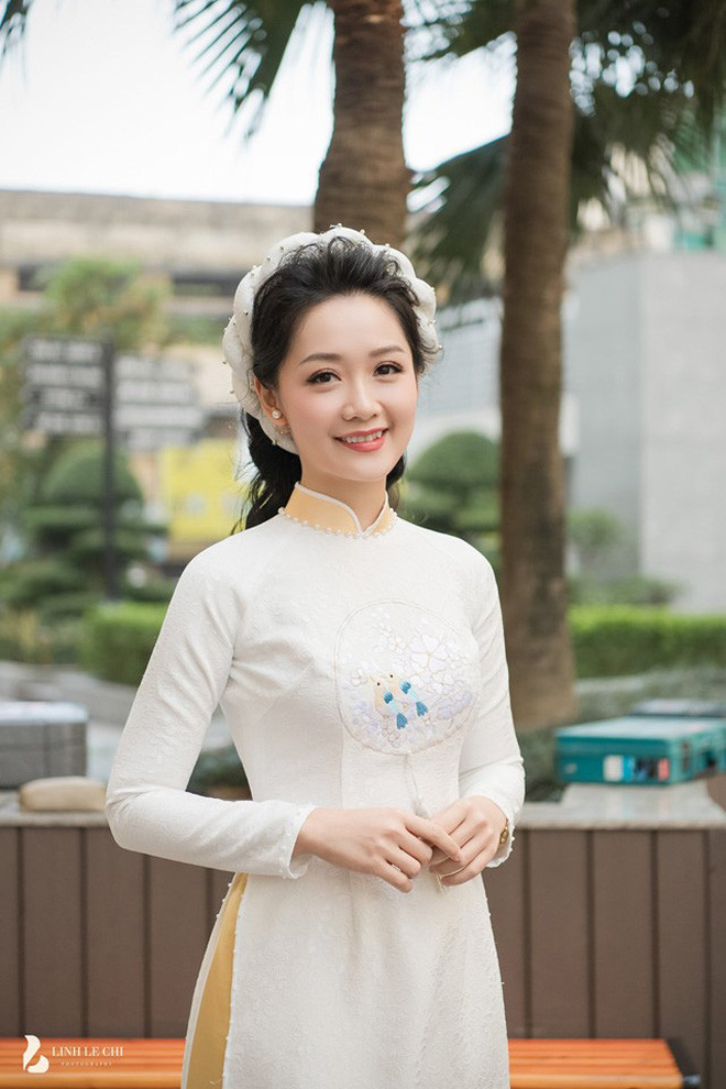 Trong lễ ăn hỏi của mình, Thu Hà diện mẫu áo dài trắng với chiếc mấn cách tân.