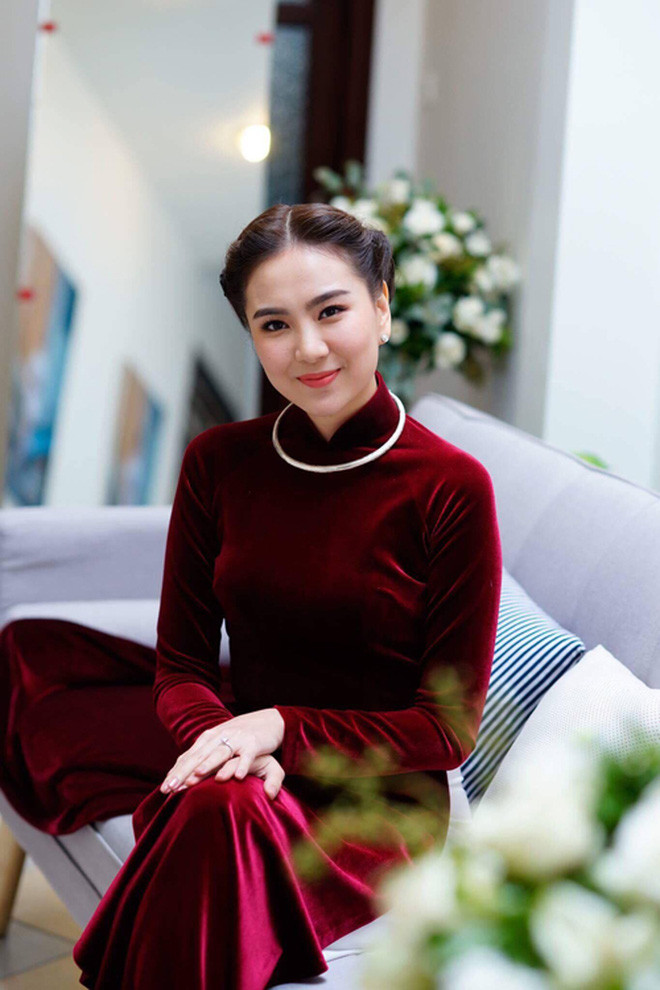 Thay vì chọn những hoạ tiết cầu kì trong lễ ăn hỏi, Mai Ngọc lại đơn giản khi diện mẫu áo dài nhung màu đỏ bordeaux.