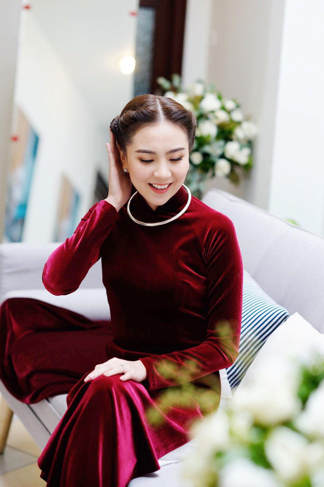 Nhìn tưởng đơn giản nhưng chiếc áo dài Mai Ngọc lựa chọn trong lễ ăn hỏi cùng mái tóc vấn giống như phụ nữ thời xưa của Hà Nội mang đến sự sang trọng cho cô nàng.