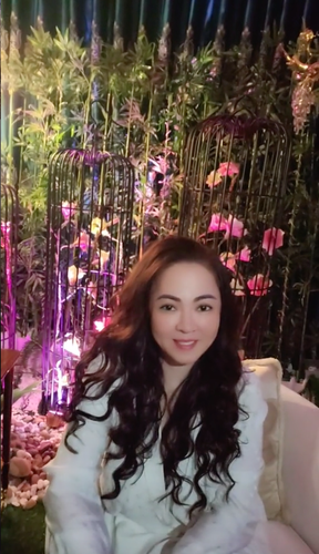 Không khó để nhận thấy bà Phương Hằng chưa trang điểm khi đang làm tóc nên nhan sắc có phần đơn giản, nhẹ nhàng và trẻ trung hơn.