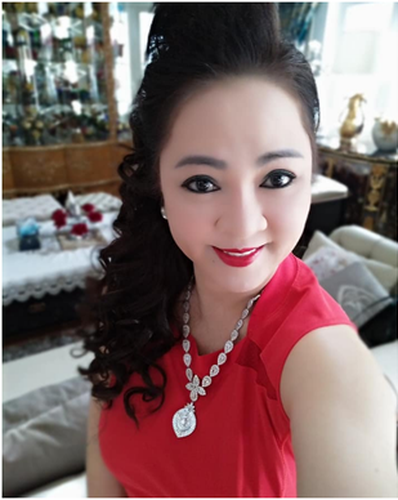 Nhưng ngoài những hình ảnh lộng lấy thì loạt khoảnh khắc đơn giản, hậu trường của bà Nguyễn Phương Hằng lại được netizen chú ý và săn lùng hơn bao giờ hết.
