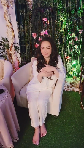 Dù style trang điểm đậm tăng thêm phần sắc sảo nhưng theo nhiều người cho biết đây cũng là nguyên nhân khiến bà Phương Hằng già hơi số tuổi thật.