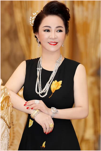 Gây ồn ào trên MXH trong suốt thời gian dài nên không khó để bắt gặp hình ảnh trang điểm, ăn mặc lộng lẫy của bà Phương Hằng - CEO Đại Nam ở bất cứ đâu.