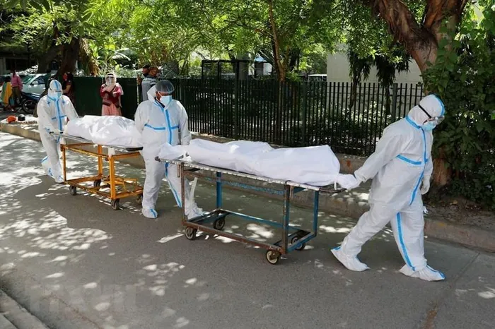 Nhân viên y tế chuyển thi thể bệnh nhân COVID-19 tại một bệnh viện ở New Delhi, Ấn Độ ngày 24/4/2021. (Ảnh: Reuters/TTXVN)