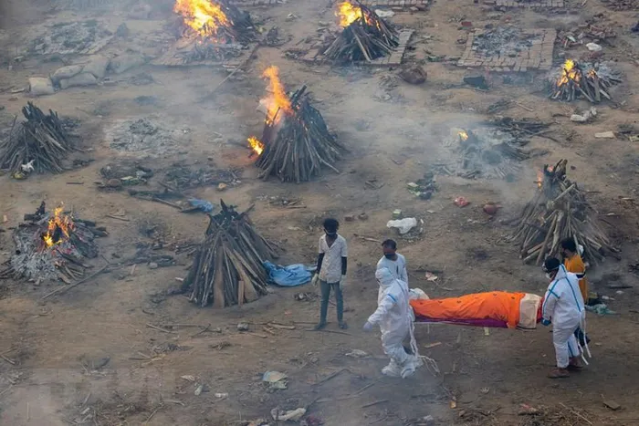 Hỏa táng thi thể bệnh nhân COVID-19 tại New Delhi, Ấn Độ ngày 23/4/2021. (Ảnh: Reuters/TTXVN)