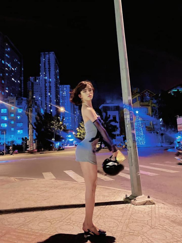 Là một hiện tượng mạng nổi lên nhờ quay những video làm trò lố lăng, Trần Đức Bo (sinh năm 1999) còn có sở thích chụp những bộ ảnh diện váy ngắn cũn cỡn lộ cả vùng nhạy cảm và tạo dáng uốn éo từ trong nhà ra đến ngoài đường.
