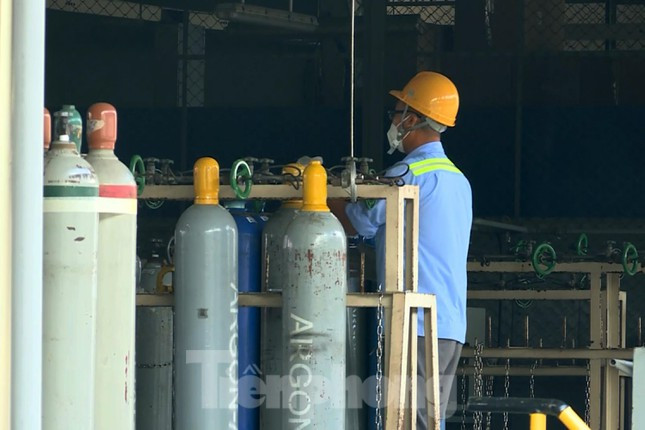 TS.BS Nguyễn Đức Sơn, Phó Viện trưởng Viện sức khỏe nghề nghiệp và môi trường, Bộ Y tế cho biết, hiện nay hoàn toàn đủ máy thở các loại để cung cấp cho khu vực điều trị bệnh nhân COVID-19.
