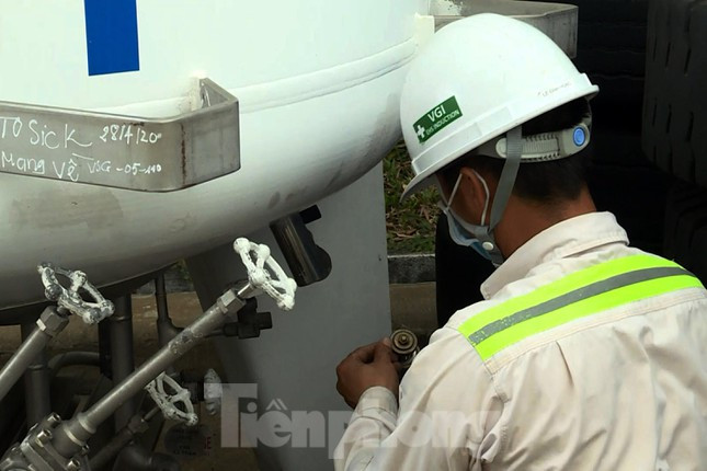 Như tại công ty Nippom Sanso Việt Nam, đơn vị này có đủ khả năng sản xuất oxy để cung ứng cho khu vực điều trị bệnh nhân COVID-19, đặc biệt là các bệnh viện hồi sức cấp cứu.