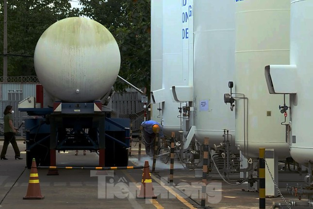 Qua khảo sát, Bộ Y tế đánh giá nguồn oxy y tế tại các doanh nghiệp cung ứng cho 18 điểm, bao gồm các bệnh viện, bệnh viện dã chiến, bệnh viện điều trị COVID-19 và cơ sở y tế, đang ở mức cao dù quy mô sản xuất phải thu nhỏ lại theo phương châm 3 tại chỗ.