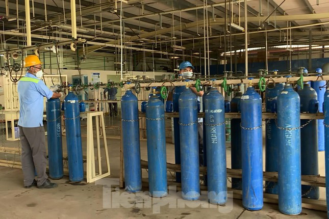 Theo ông Nguyễn Trung Hoan, Giám đốc kỹ thuật, Công ty Nippon Sanso Việt Nam, khu vực phía Nam công ty có 3 nhà máy và có thể sản xuất lên đến 310 tấn oxy lỏng/ngày, dung tích có thể chứa được lên tới 4.000 tấn.