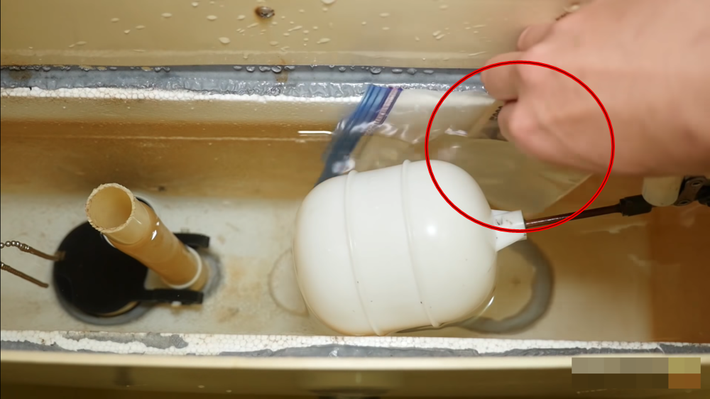 Vị trí két nước của nhà vệ sinh là nơi mà chị em ít khi sờ tới nhưng khi giác quan thứ 6 được kích hoạt thì hóa ra đây là chỗ các anh em hay giấu quỹ đen.