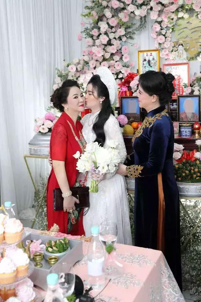 Trong buổi lễ ăn hỏi, Quế Long thể hiện tình cảm bằng cách hôn má mẹ chồng tương lai.