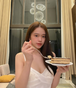 Tháng 8/2019, hot girl sinh năm 2002 một mình khăn gói vào Nam để hoạt động nghệ thuật.