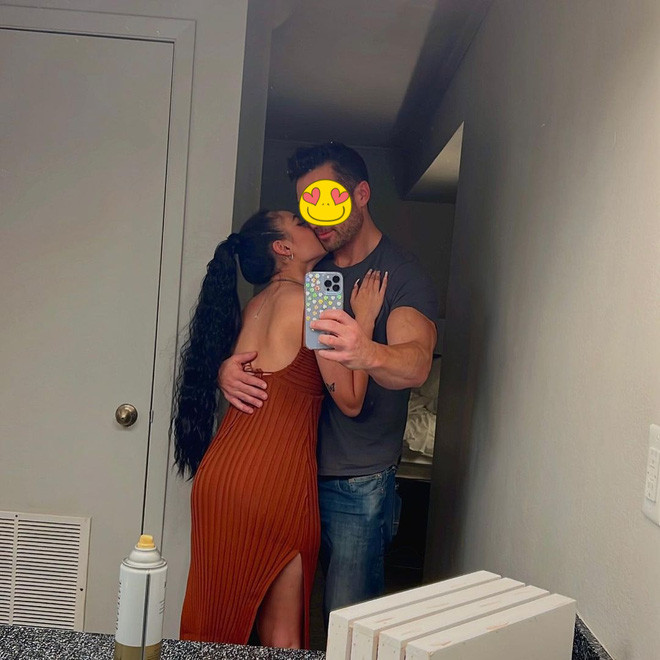 Trên trang cá nhân, hot girl đăng ảnh tình tứ cùng người ấy và viết ngắn gọn: "Got trapped" (Tạm dịch: Đã mắc bẫy).