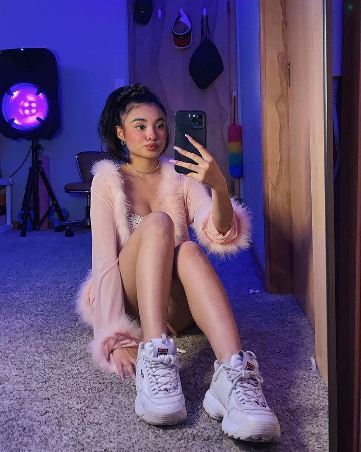 Cũng trên trang Instagram, Phương Uyên từng nhận không ít ý kiến trái chiều khi thoải mái khi khoe quyến rũ thái quá.