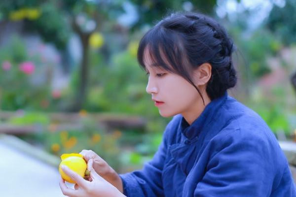 Kể từ khi bắt đầu đăng những video mộc mạc, dân dã về cuộc sống đồng quê của mình vào năm 2016, đến nay Lý Tử Thất đã trở thành một trong những ngôi sao mạng xã hội lớn nhất Trung Quốc, được gọi là “tiên nữ đồng quê” bởi vẻ đẹp thanh thuần dung dị.