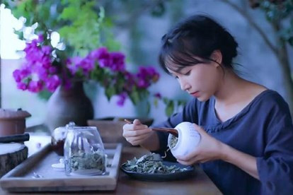 Ngoài ra, người trợ lý này cũng tiết lộ kênh YouTube của Lý Tử Thất sẽ tạm ngưng đăng video một thời gian để điều chỉnh. Dù vậy, cô vẫn sử dụng mạng xã hội để cập nhật cho người hâm mộ về cuộc sống thường ngày của mình.