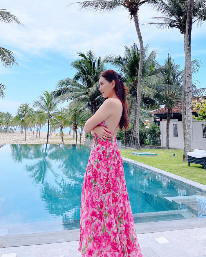 Nếu theo dõi Mai Ngọc từ lâu, nhiều người nhận ra cô nàng hiếm khi ăn mặc gợi cảm mặc dù hình thể MC nhà đài này được đánh giá thuộc hàng "cực phẩm".