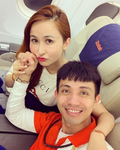 Theo đó, vị đại gia đã đại diện trao tặng 1200 thùng giữ nhiệt do công ty mình sản xuất đến Quân Khu 7, Bệnh viện Bình Dân và chùa Quan Âm Tu Viện với tổng trị giá 600 triệu đồng.