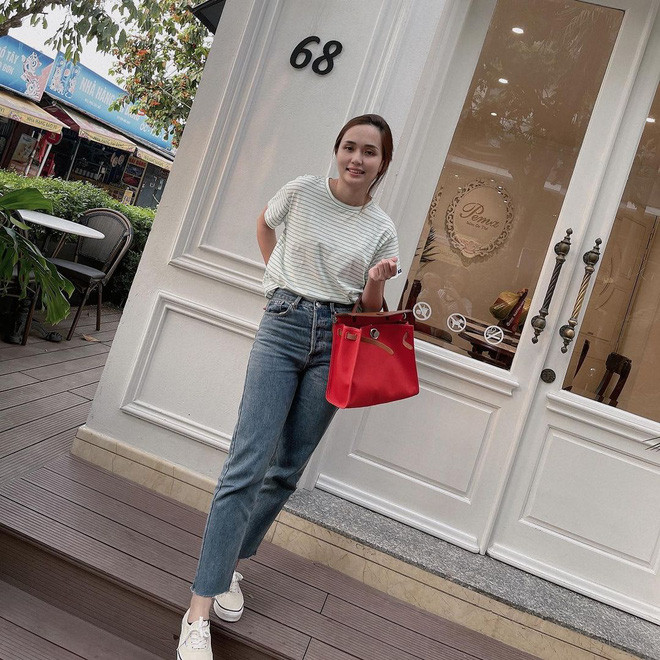 Mới đây, khi Hà Nội đã được mở cửa các hàng quán trở lại, Huyền Mi cũng tranh thủ lên đồ, hết giờ làm đã vội lao ra đường.