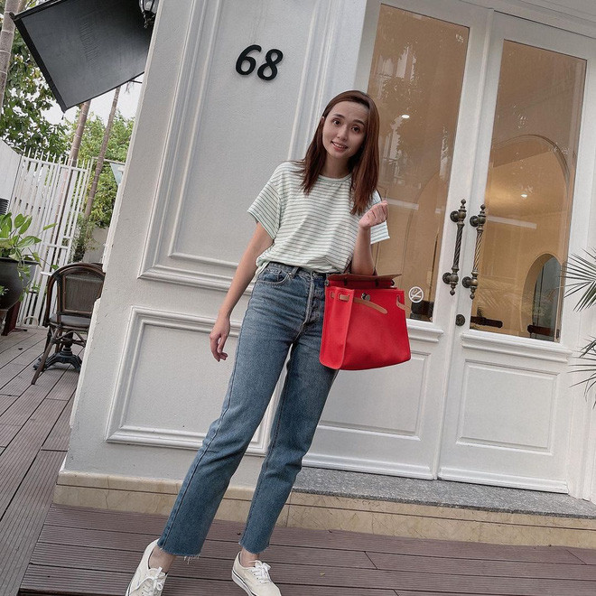 Tấm ảnh check-in dạo phố của bà xã Văn Quyết thoạt nhìn có vẻ bình thường cho đến khi netizen chú ý đến "sức nặng" của chiếc túi Hermes trên tay cô nàng.
