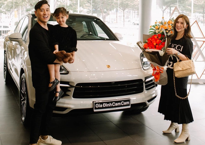 Không lâu sau khi kết hôn, gia đình Kiên Hoàng đã mua được cho mình một căn hộ cao cấp rộng 95m2 thiết kế theo phong cách châu Âu.