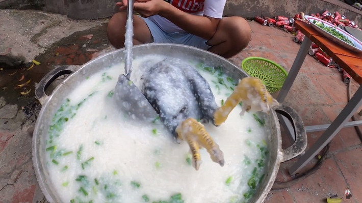 Đú trend nấu cháo gà nguyên lông mà Hưng Vlog - con trai bà Tân Vlog từng nhận vô vàn chỉ trích và án phạt từ cơ quan chức năng.