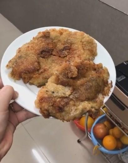 Được biết, để tạo ra thành quả thành công thì loại chảo sử dụng phải có độ chống dính cao, nếu không rất dễ bị cháy và sát chảo. Chiếc bánh cũng phải có phần thịt mỡ nhiều hơn để khi đun với nước có thể chảy ra.
