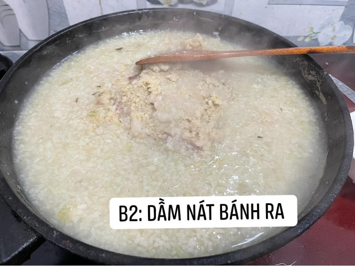 Những ngày vừa qua, cộng đồng mê nấu ăn xôn xao vì một mẹo rán bánh chưng rất đặc biệt, không dùng dầu ăn mà sử dụng nước lọc - một thành phần dường như chẳng liên quan.