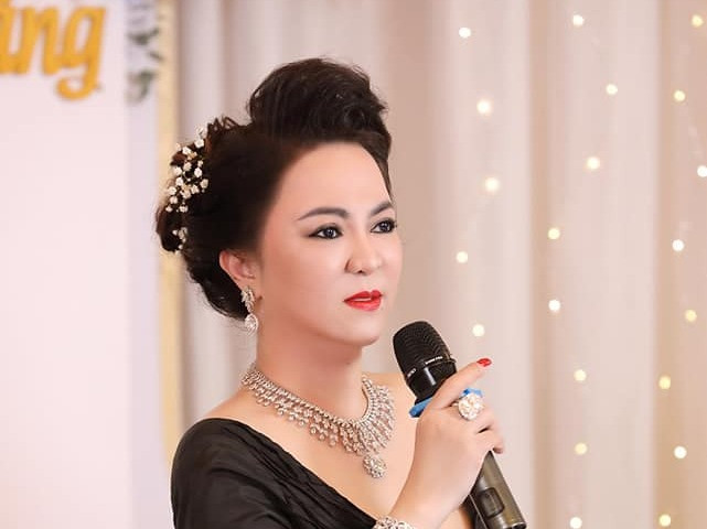 Hay trước đó, bà Phương Hằng cũng lên tiếng khẳng định bản thân mình rõ rằng chuyện gì ra chuyện đó. Và hoàn toàn không có chuyện, nữ CEO này "trù ẻo" tình hình sức khỏe của ca sĩ Phi Nhung.
