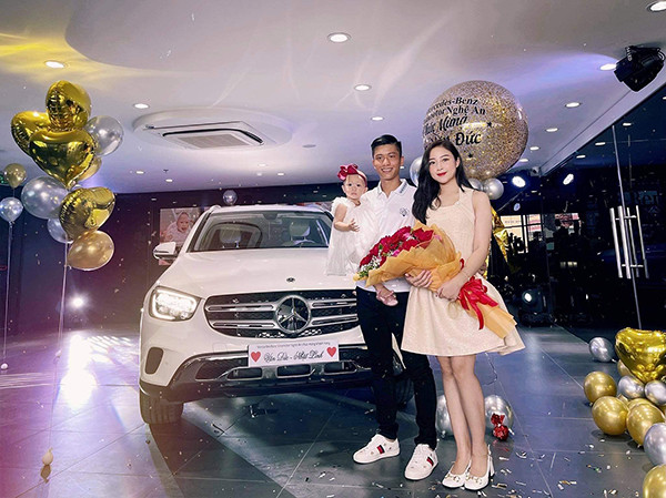 Sau hơn 1 tháng hội quân tại Hà Nội, Văn Đức đã tranh thủ 2 ngày về nhà thăm vợ con đồng thời tậu ngay một em xế hộp hạng sang, chính thức gia nhập hội cầu thủ đội tuyển Việt Nam đi Mercedes.