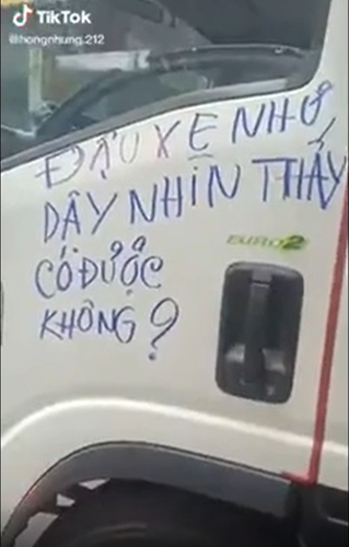 Phát hiện màn đỗ xe vô ý thức, chủ nhà vô cùng tức giận, tuy nhiên, thay vì hành xử mạnh tay thì chủ nhà lại có pha xử lý vô cùng văn minh.