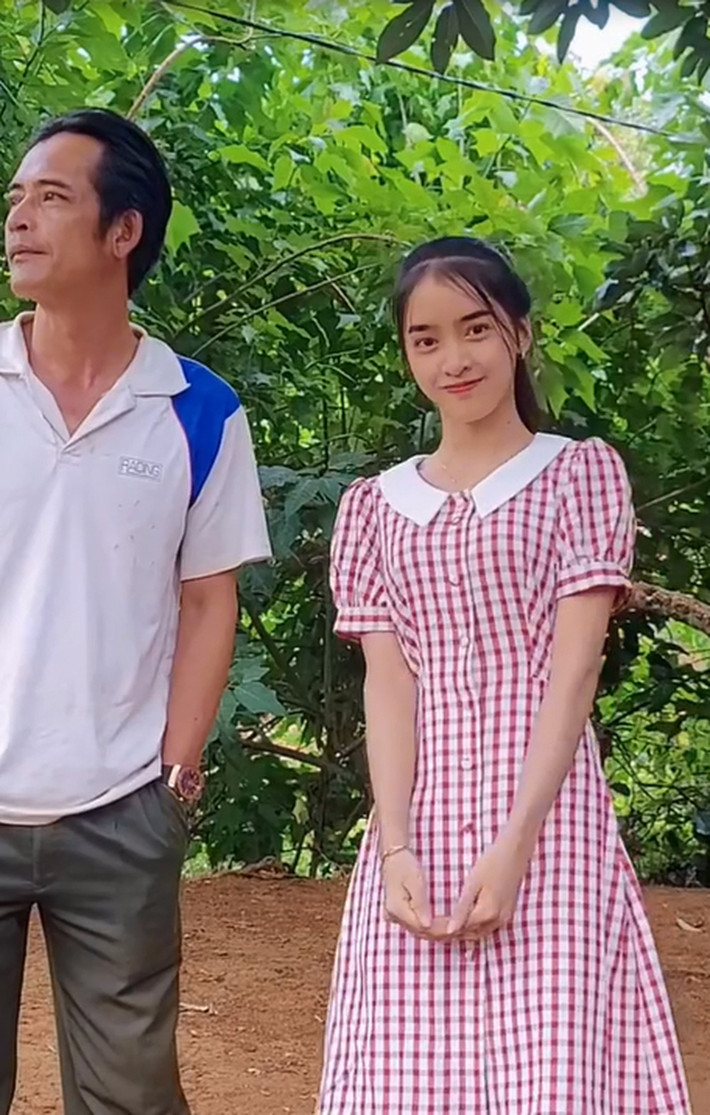 Cách đây chưa lâu, Yona Cươn tiết lộ chính bố là người tặng cô nàng chiếc điện thoại để bắt đầu con đường làm TikToker của mình.