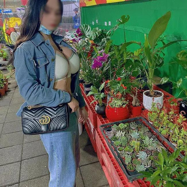 Phải thừa nhận rằng, thể hình của nhiều cô gái rất đẹp nên khi đi ngoài đường, họ thường chọn những bộ đồ tôn dáng nhất có thể để khoe ra lợi thế của mình. Tuy nhiên, cũng bởi quá thích khoe nên đôi khi hình ảnh của họ lại trở thành ăn mặc phản cảm trong mắt người nhìn.