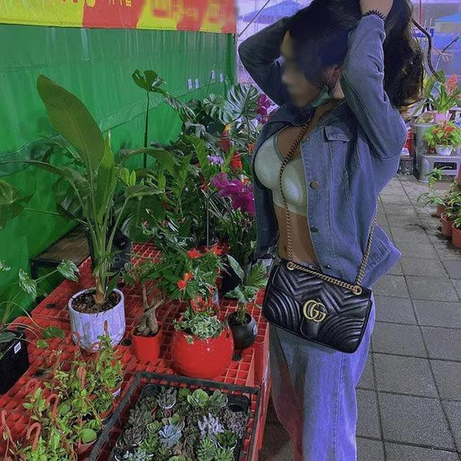 Như mới đây chẳng hạn, một cô gái đã nhận về nhiều chỉ trích khi ăn mặc hở hang để đi mua hoa Tết.