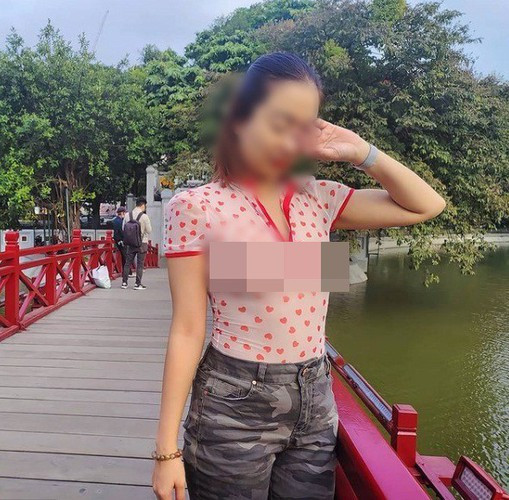 Phải là vô tình, cô gái "thả rông" vòng một này được cho là cố tính và thản nhiên xem đó là "phong cách sống" của mình.